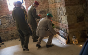Ve sklepních místnostech Larischovy vily pak symbolicky zapálili svíčky u příležitosti 79. výročí vypálení osady Ležáky a popravy ležáckých občanů na Zámečku Pardubičky.