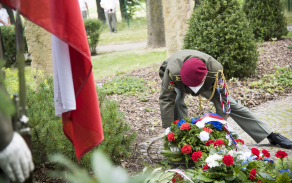 Slavnost byla zahájena položením věnců na tomto památném místě. Květinu k pomníku Jiřího Potůčka položil také ředitel Krajského vojenského velitelství Pardubice plukovník gšt. Petr Holý.