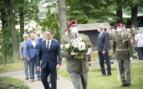 Květinové dary na tomto památném místě také položil poslanec PS PČR a člen výboru pro obranu Jan Řehounek.
