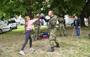 Návštěvníci mohli vidět ukázky ručních zbraní a dynamickou ukázku boje zblízka, které pro ně připravili příslušníci z 141. zásobovacího praporu