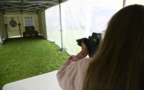 Návštěvníci včetně dětí různého věku si také mohli vyzkoušet svoji přesnost střelby na cíl vzhlednými airsoftovými zbraněmi