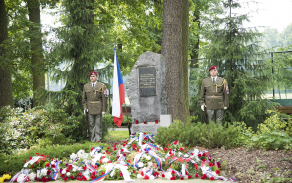 Slavnost byla zahájena položením věnců na tomto památném místě. Květinu k pomníku Jiřího Potůčka položil také ředitel Krajského vojenského velitelství Pardubice plukovník gšt. Petr Holý.