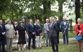 Pietní akt byl zakončen slovy starosty městského obvodu Pardubice VII Vítězslava Čapka, který  připomněl 79 let od seskoku československých paravýsadků Silver A.