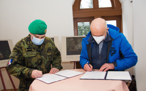 Ředitel Krajského vojenského velitelství Pardubice a správce Zámečku Pardubice podepisují Memorandum o spolupráci