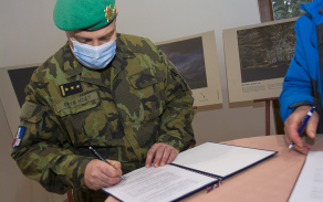 Plukovník Holý při podpisu Memoranda o spolupráci