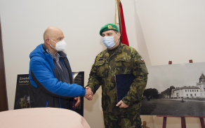 Ředitel Krajského vojenského velitelství Pardubice a správce Zámečku Pardubice si podávají ruce po podpisu Memoranda o spolupráci