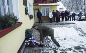 Za Krajské vojenské velitelství Pardubice položil kytici a uctil památku členů zpravodajské skupiny podplukovník Vojtěch Chaura.