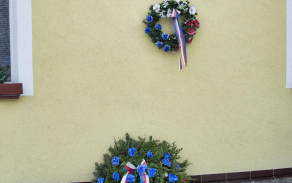 Pietní akt se uskutečnil u pamětní desky na domě rodiny Žabkových