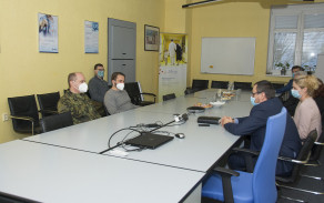 Součástí návštěvy byla i přátelská beseda s vedením nemocnice, kde generální ředitel Nemocnice Pardubického kraje a.s. Tomáš Gottvald pochválil vojáky za výraznou pomoc na covidových pracovištích