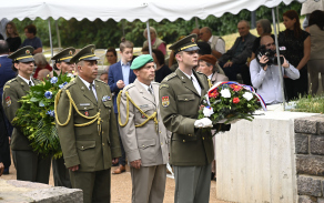 Pietní akt na Památníku Zámeček, kde na tomto místě bylo od 3. června do 9. července 1942 popraveno 194 vlastenců z celých východních Čech