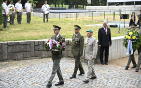 Ředitel Krajského vojenského velitelství Pardubice plukovník gšt. Petr Holý spolu s velitelem 14. pluku logistické podpory plukovníkem gšt. Miroslavem Horáčkem uctili památku položením květinového daru k pomníku