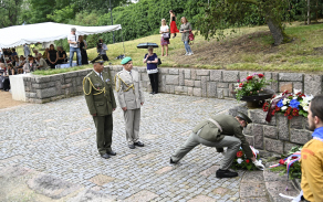Ředitel Krajského vojenského velitelství Pardubice plukovník gšt. Petr Holý spolu s velitelem 14. pluku logistické podpory plukovníkem gšt. Miroslavem Horáčkem uctili památku položením květinového daru k pomníku
