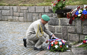 Ředitel Krajského vojenského velitelství Pardubice plukovník gšt. Petr Holý spolu s velitelem 14. pluku logistické podpory plukovníkem gšt. Miroslavem Horáčkem uctili památku položením květinového daru k pomníku