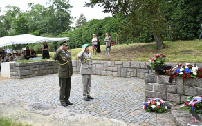 Ředitel Krajského vojenského velitelství Pardubice plukovník gšt. Petr Holý spolu s velitelem 14. pluku logistické podpory plukovníkem gšt. Miroslavem Horáčkem uctili památku položením květinového daru k pomníku