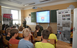ojáci pro žáky připravili praktické ukázky výstroje a vybavení, základy zdravovědy, sebeobrany a bezpečné manipulace se zbraněmi.