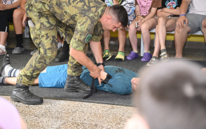 ojáci pro žáky připravili praktické ukázky výstroje a vybavení, základy zdravovědy, sebeobrany a bezpečné manipulace se zbraněmi.