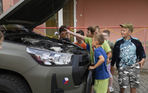 ojáci pro žáky připravili praktické ukázky výstroje a vybavení, základy zdravovědy, sebeobrany a bezpečné manipulace se zbraněmi.