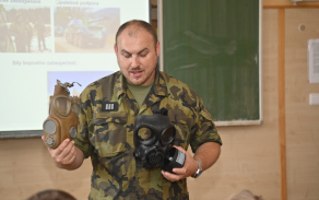 ojáci pro žáky připravili praktické ukázky výstroje a vybavení, základy zdravovědy, sebeobrany a bezpečné manipulace se zbraněmi.