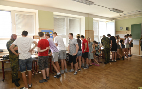 ojáci pro žáky připravili praktické ukázky výstroje a vybavení, základy zdravovědy, sebeobrany a bezpečné manipulace se zbraněmi.