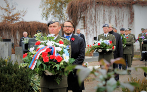 Kladení květinových darů