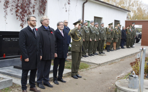 Zástupci státní správy při pietním shromáždění 