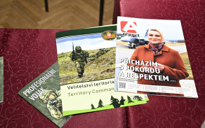 Dále byla prezentována témata jako je zapojení ČR do mezinárodních organizací a zahraničních misí, struktura ozbrojených sil a Armády ČR, představení vojenských útvarů a zařízení atd.