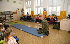 Dětem se vysvětluje, že k sebeobraně lze použít i předměty denní potřeby, které mají bězně u sebe, ať už se jedná o klíče, deštník, hřeben, lahev vody nebo použití batohu jako štítu