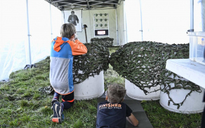 Děti měly možnost si vyzkoušet i střelbu z airsoftových zbraní na cíl