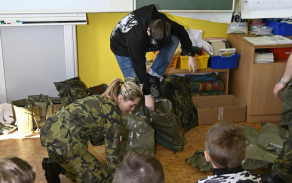 Děti si mohly vyzkoušet nasazení protichemického ochranného obleku.