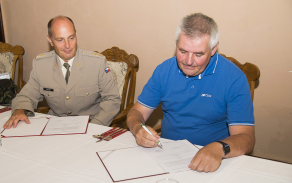 dohodu_za_klub_orientacniho_behu_ok_lokomotiva_pardubice_podepsal_predseda_klubu_petr_klimpl_c.jpg