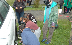 Výměna kola stížená ochranou maskou OM-90
