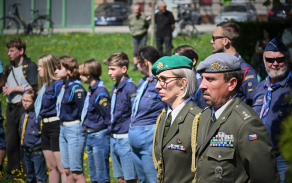 Za armádu zde položil květinový dar náčelník štábu 14. pluku logistické podpory podplukovník generálního štábu Karel Kostelecký společně s majorkou Lucií Šimonovou z Krajského vojenského velitelství Pardubice.