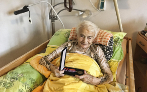 Předání pamětního odznaku k 75. výročí ukončení války v Evropě
