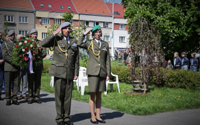 Za armádu zde položil květinový dar náčelník štábu 14. pluku logistické podpory podplukovník generálního štábu Karel Kostelecký společně s majorkou Lucií Šimonovou z Krajského vojenského velitelství Pardubice.