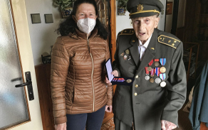 Předání pamětního odznaku k 75. výročí ukončení války v Evropě