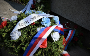 Za armádu zde položil květinový dar náčelník štábu 14. pluku logistické podpory podplukovník generálního štábu Karel Kostelecký společně s majorkou Lucií Šimonovou z Krajského vojenského velitelství Pardubice.
