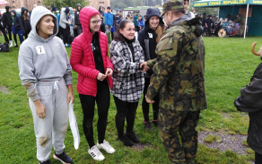 Při vyhodnocení soutěže poblahopřál za jednotlivá umístění všem soutěžním týmům zástupce ředitele Krajského vojenského velitelství Pardubice podplukovník Hylák spolu se starostou města Králíky Václavem Kubínem a ředitelem Muzea K-S 14 „U cihelny“ Richardem M. Sichou.