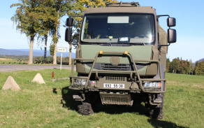 Tatra T810 KVV Pardubice tvořící 1 z překážek