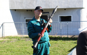 Ukázka zbraní pracovníků úseku oprav Jaroměř