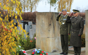 Položení květiny zástupci vojenských útvarů v Pardubicích