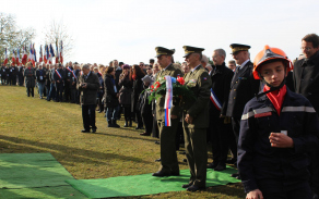 Položení květinových darů příslušníky Krajského vojenského velitelství Pardubice