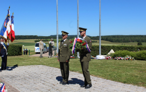 Položení květinových darů, památné místo "Camp Kléber", Darney 