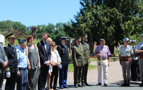 Delegace na nádvoří bývalé radnice při odhalení pomníku M. R. Štefánika, Darney 