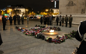 ceremonie Ravivage de la Flamme – tzv. oživení ohně pod Vítězným obloukem