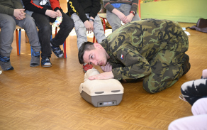 Jak a kdy správně resuscitovat předváděli vojáci dětem krok za krokem.