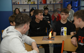 Jak rozdělat oheň pomocí křesadla v případě, že sirky zvlhnou, děti opravdu baví