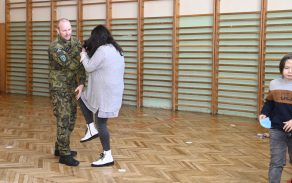 Jako figurantky při ukázce sebeobrany posloužily vojákům třídní učitelky, na kterých vojáci ukázali situace, se kterými se může potkat každý občan.