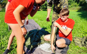 Jedním z prvních úkolů našich soutěžících bylo složit padák po seskoku