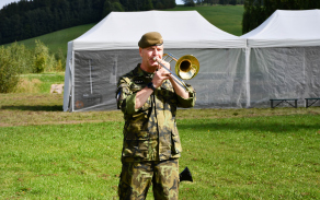 kapitán Cach zahrál po ukončení soutěže a uctění památky na čet. A. Hrada Večerku na trombón