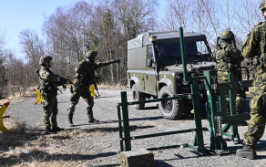 Kontrola vozidla možného agresora na kontrolně propouštěcím místě